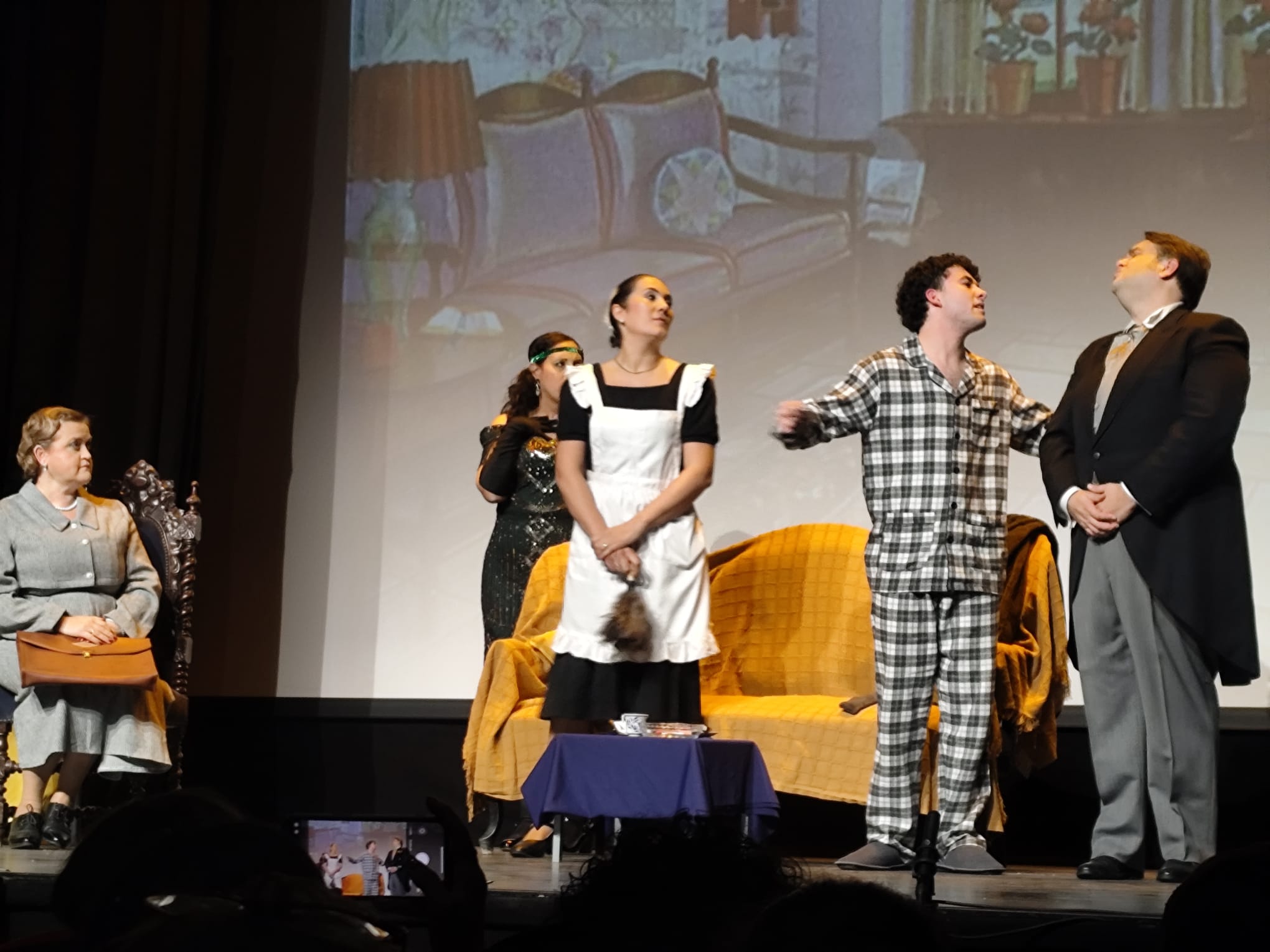 TEATRE FALLER – ‘Vosté té ulls de dona fatal’, l’obra de Periodista Gil Sumbiela-Assutzena