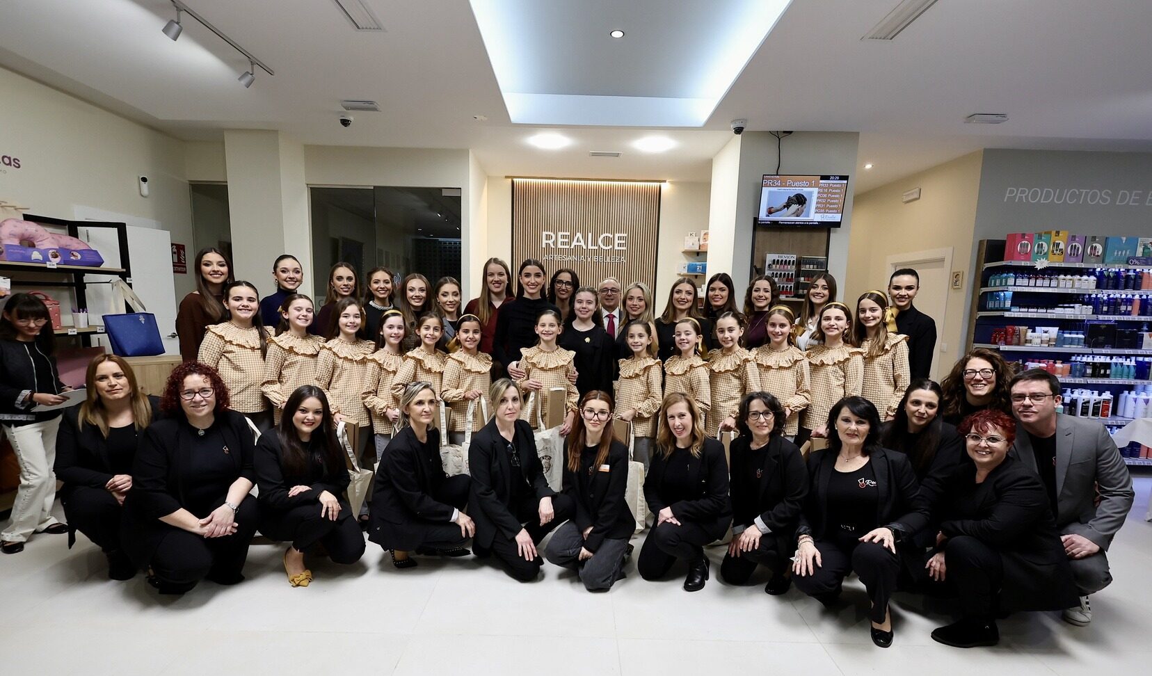 Realce lliura el pèl oficial a les FFMMV i les seues Corts d’Honor