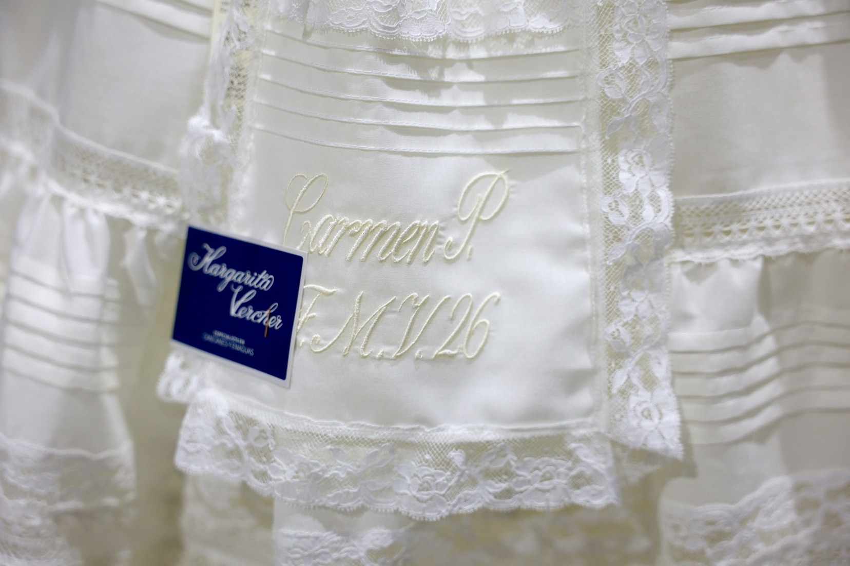 Margarita Vercher entrega los cancanes del primer traje oficial