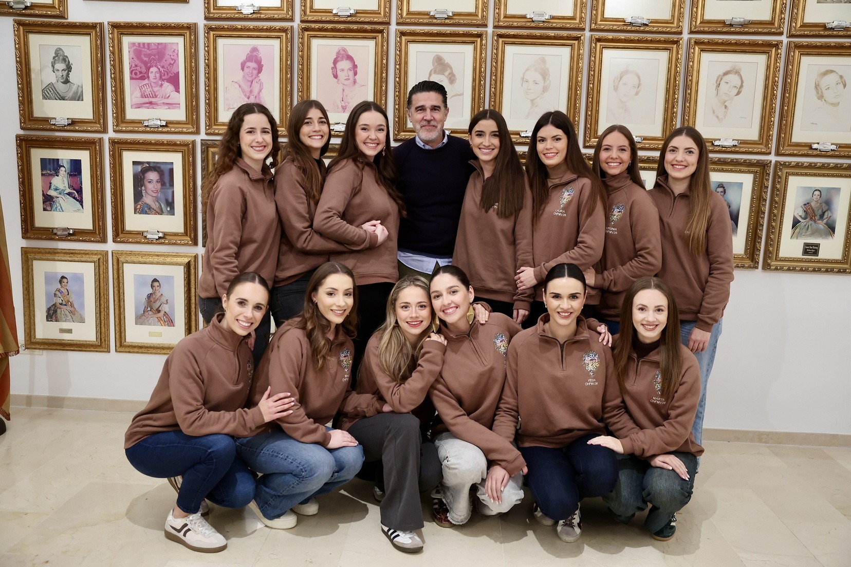 Primera trobada de Carmen i la seua Cort d’Honor amb el seu mantenidor