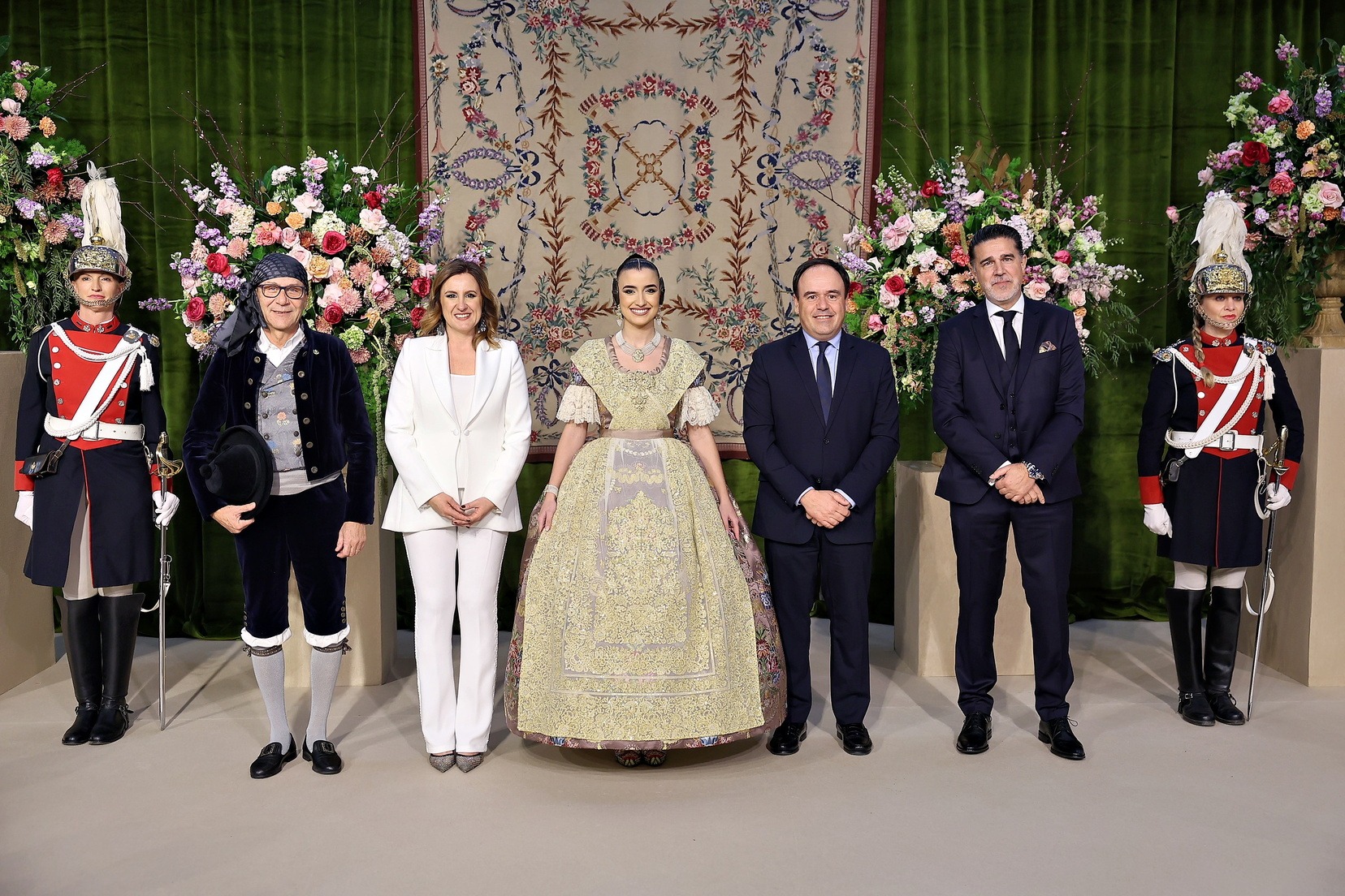 Arribada en cotxes d’època al Palau de la Música