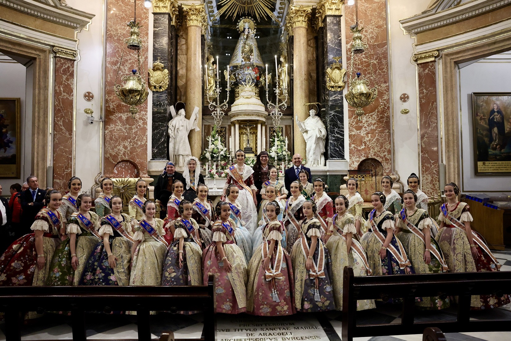 Les FFMMV i les seues CCHH realitzen la primera ofrena a la Mare de Déu