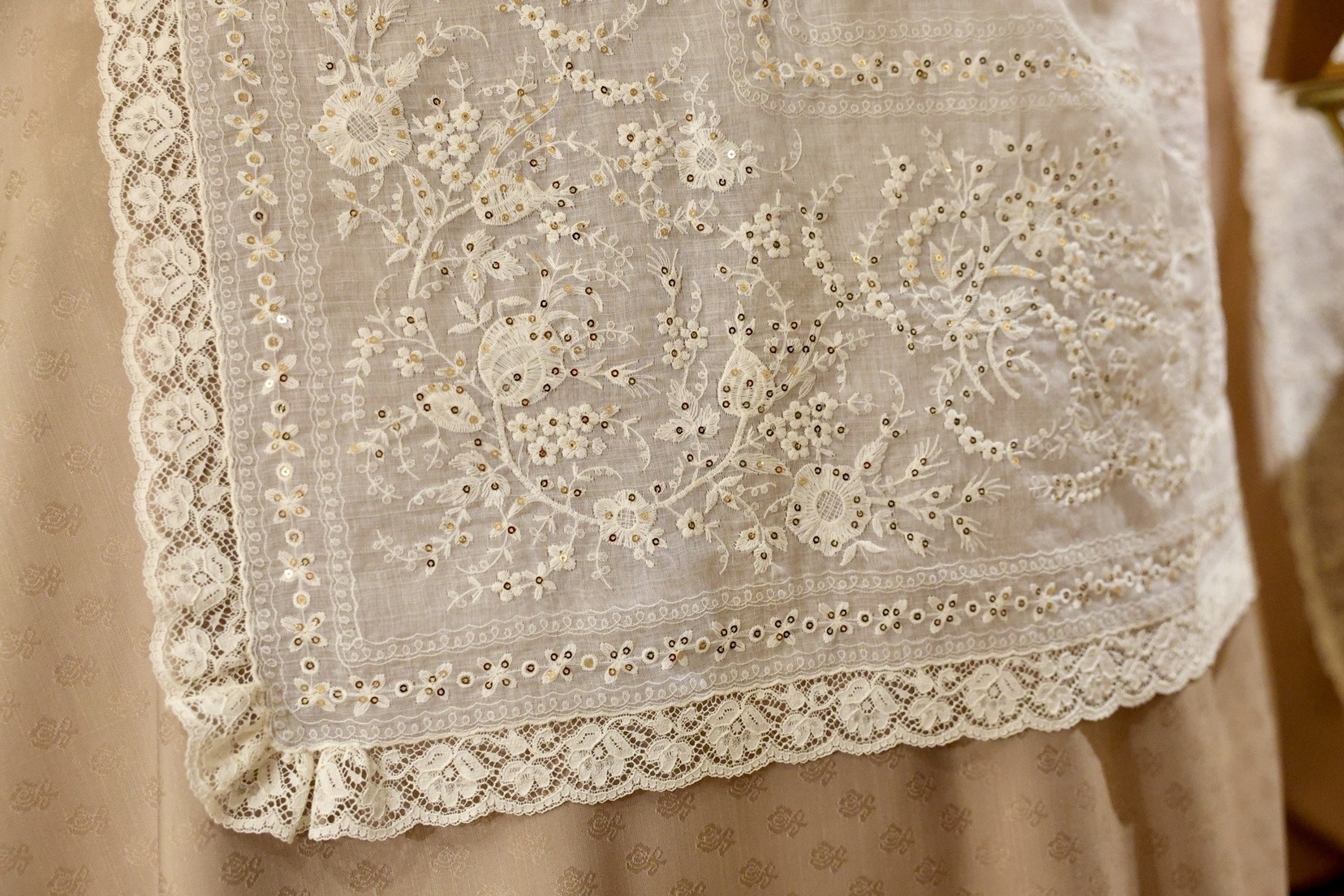 Santos lliura les manteletes dels segons vestits oficials