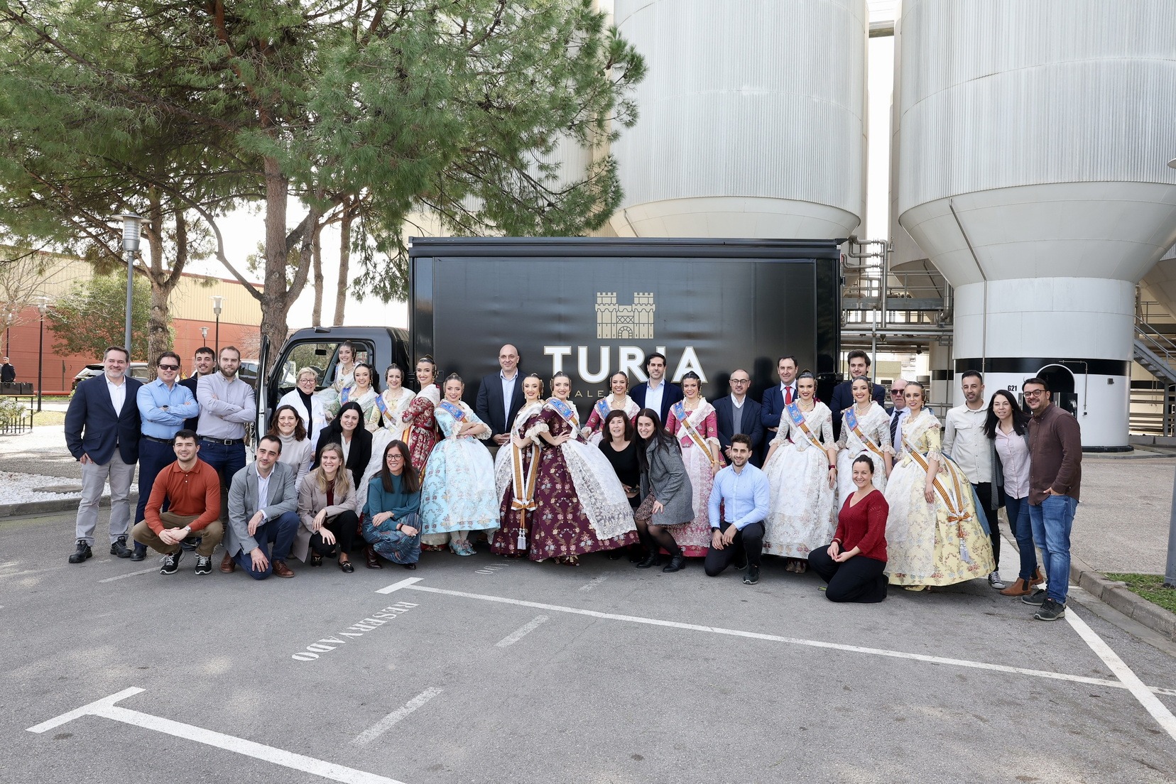 La Fallera Major de Valencia visita la fábrica de Cervezas Turia