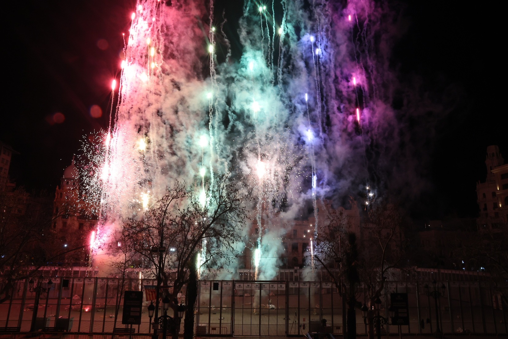 ‘La màgia del color’ de Pirotecnia Tomás pinta el cel valencià