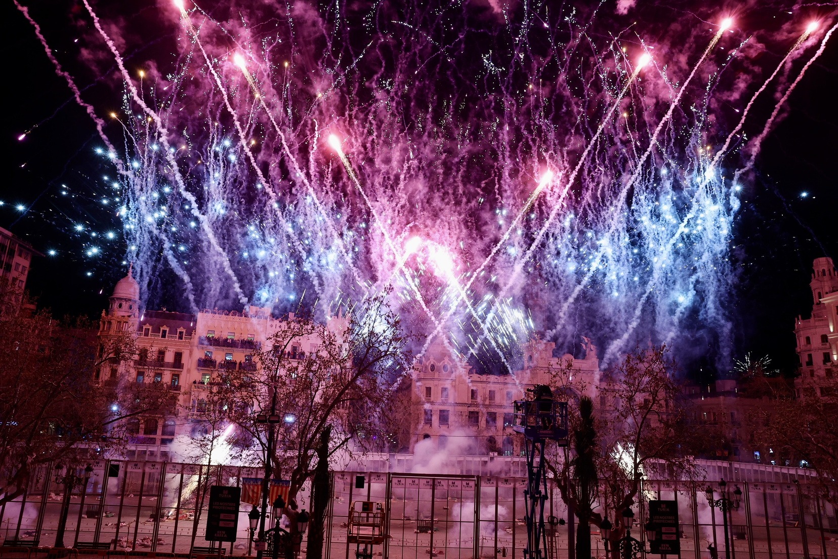 L’Alba de les Falles il·lumina el cel de València