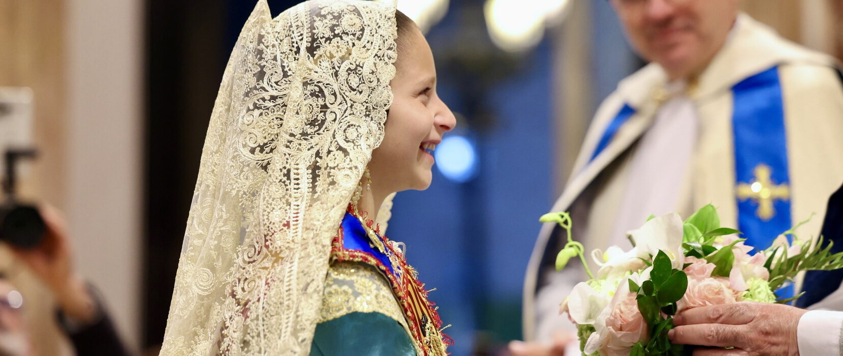 Marta Mercader i la seua Cort d’Honor ofrenen emocionades a la Geperudeta