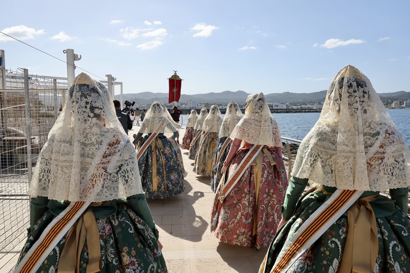 Flores y devoción en la Ofrenda en Sant Antoni de Portmany
