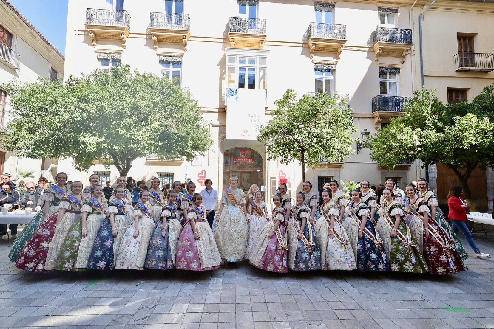 Cáritas Valencia recibe a Carmen, Marta y las Cortes de Honor