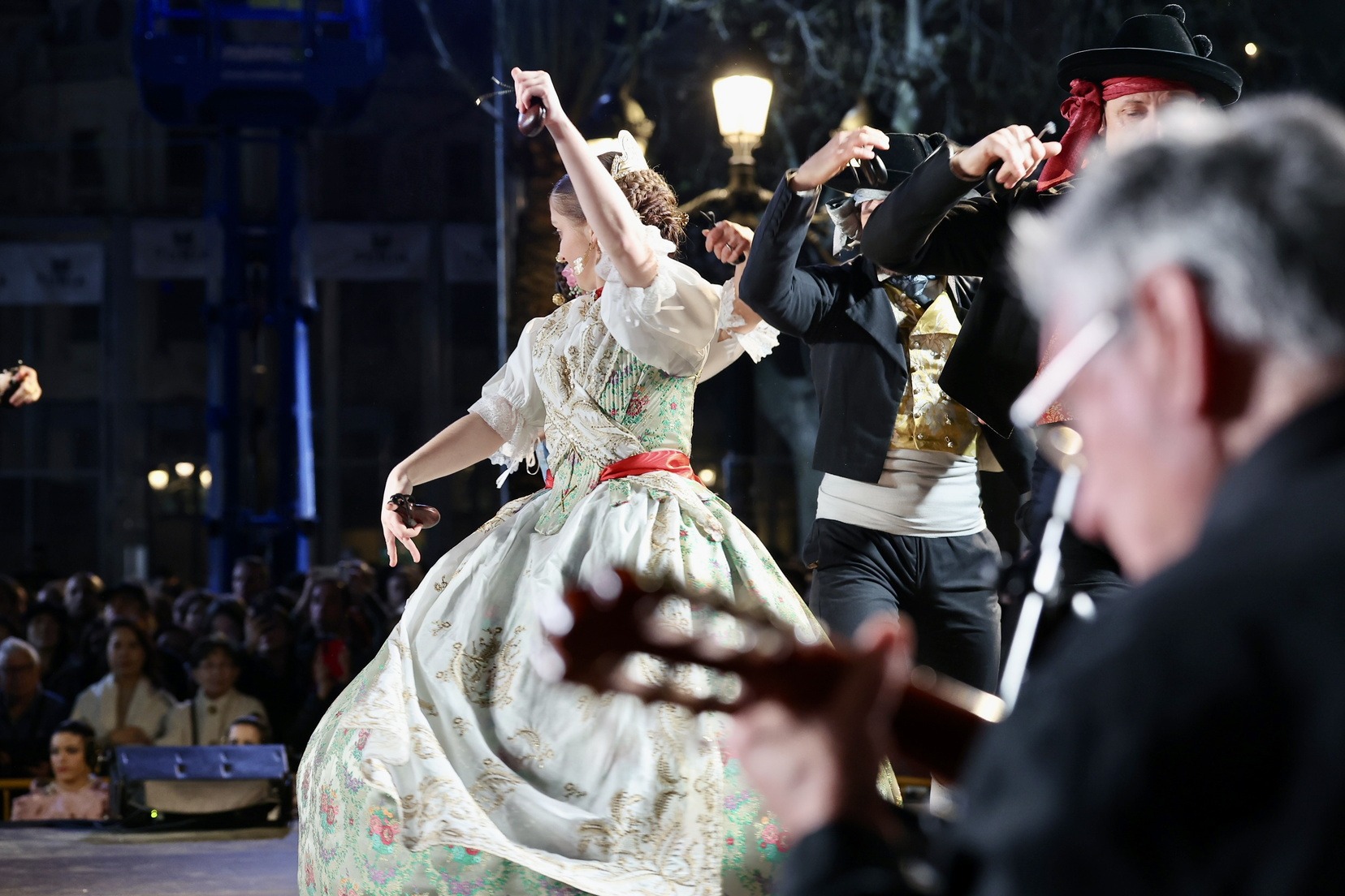 Exhibición de bailes regionales en la plaza del Ayuntamiento