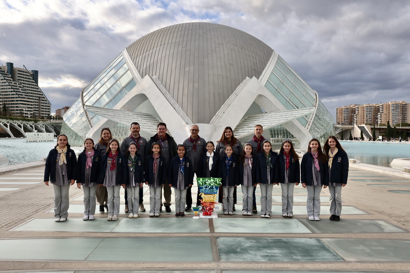 Los más pequeños de la fiesta recogen sus ninots