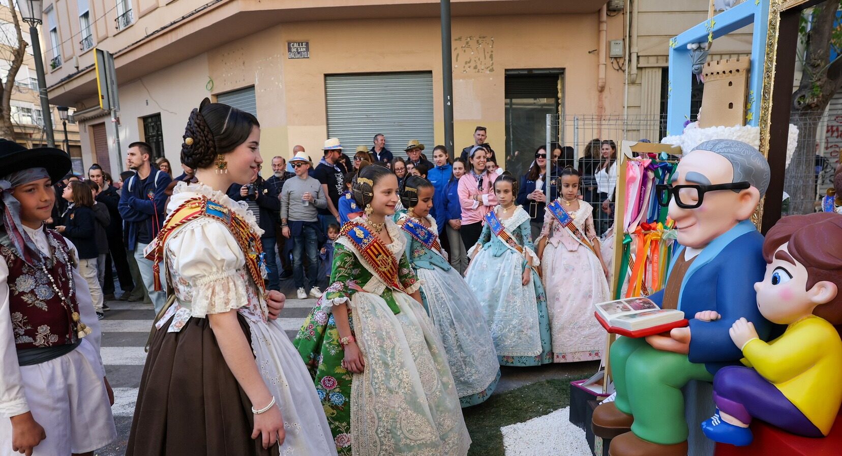 Las máximas representantes infantiles inician las visitas a las fallas