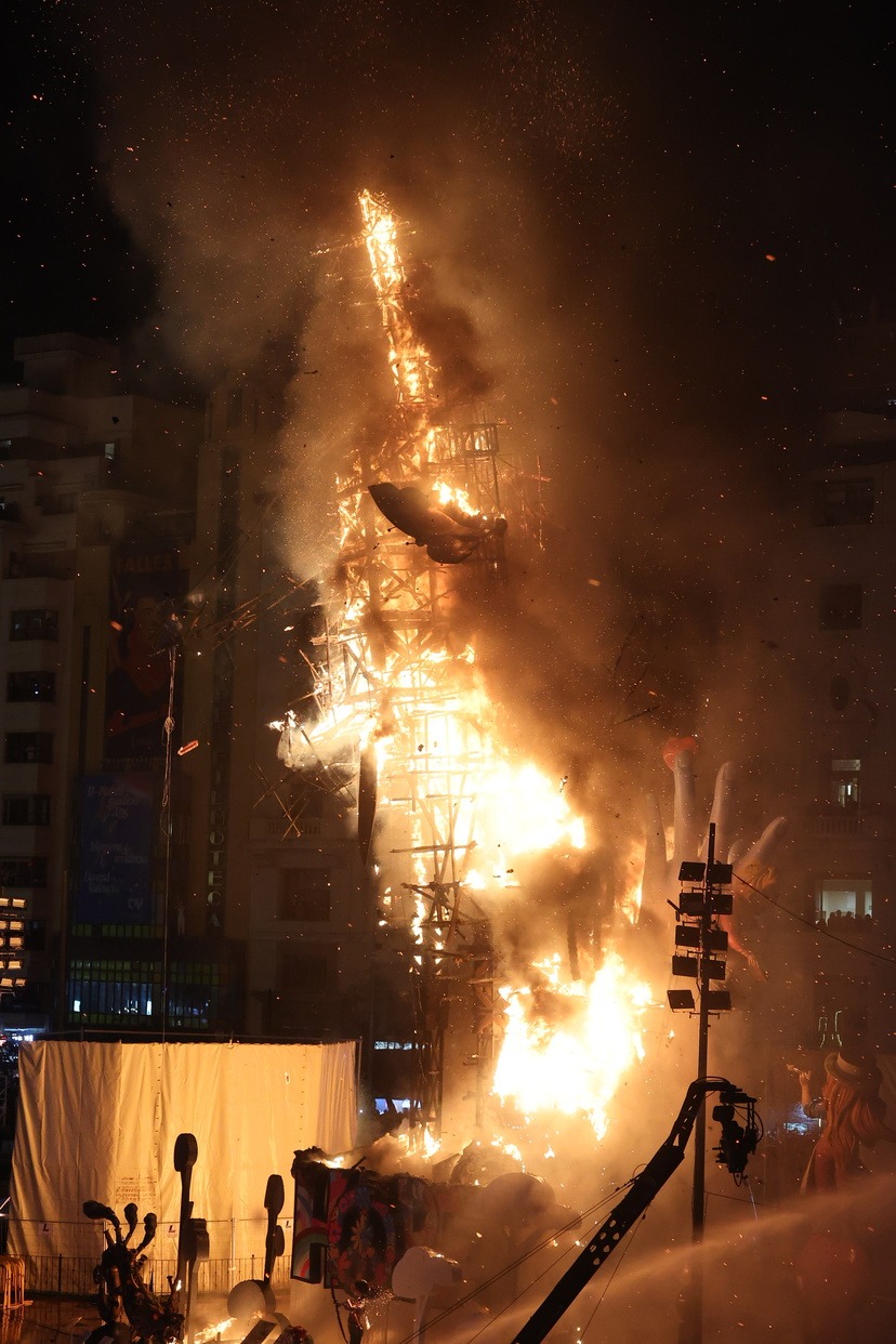 ‘Hope’ es rendix a les flames i ja és història de les Falles