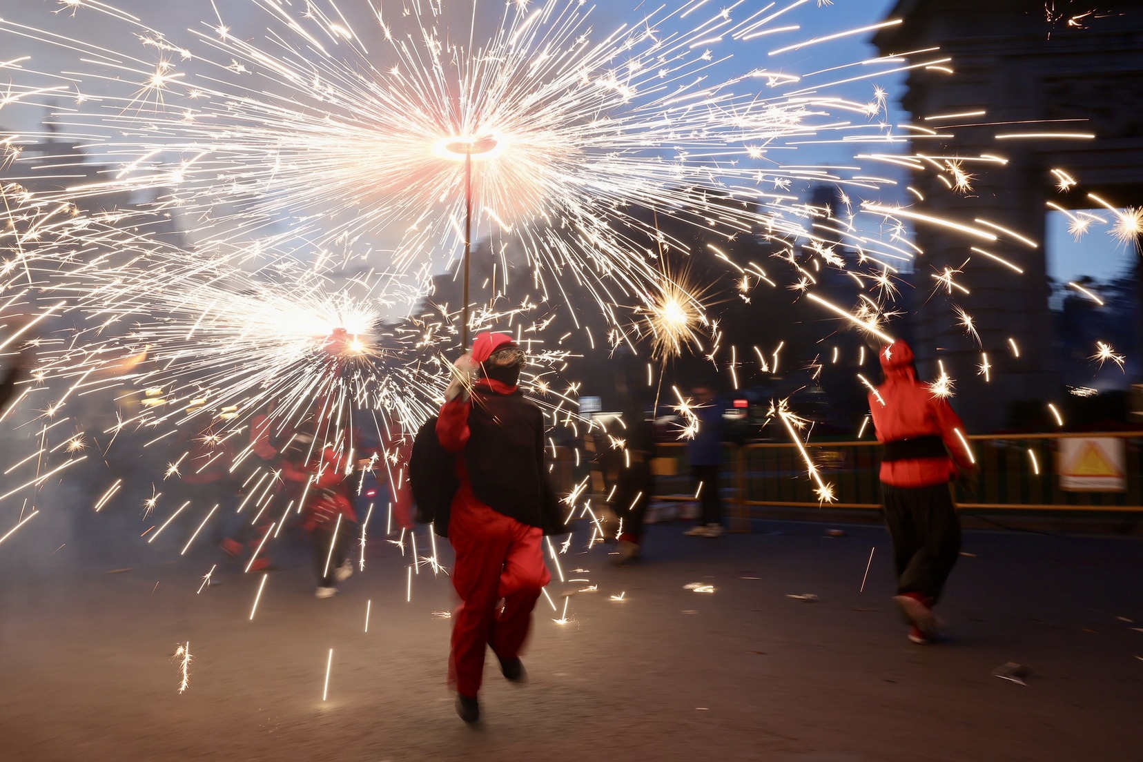 La màgia del foc recorre València en la Cavalcada del Foc