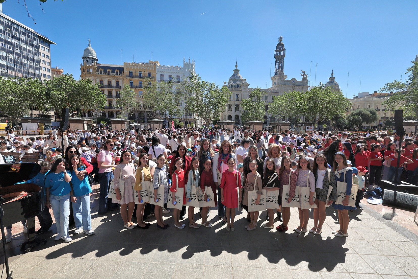 Valencia celebra el Día del Niño y la Niña junto a Marta y su Corte de Honor