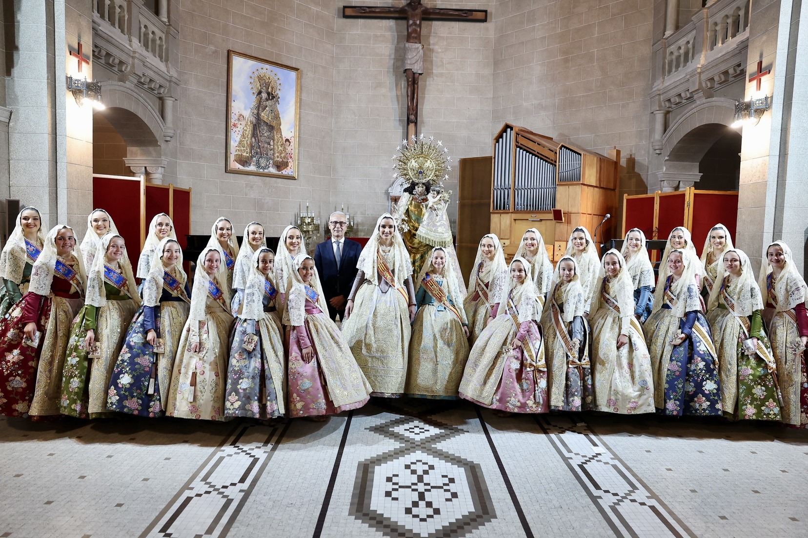Besamans a la Mare de Déu a la Capella de l’Escolania