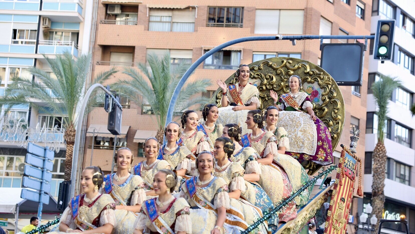Alegría y color en Alicante con el Desfile Folclórico Internacional
