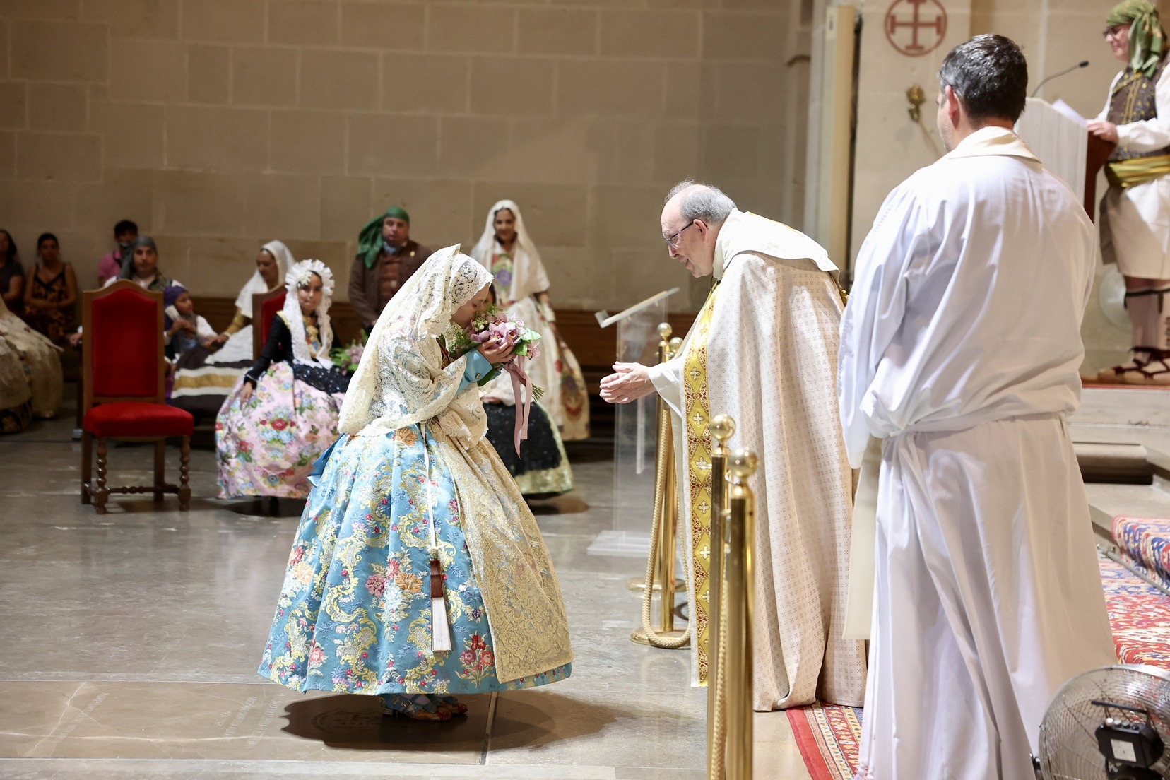 Marta Mercader y su CH ofrendan en Alicante a la Virgen del Remedio