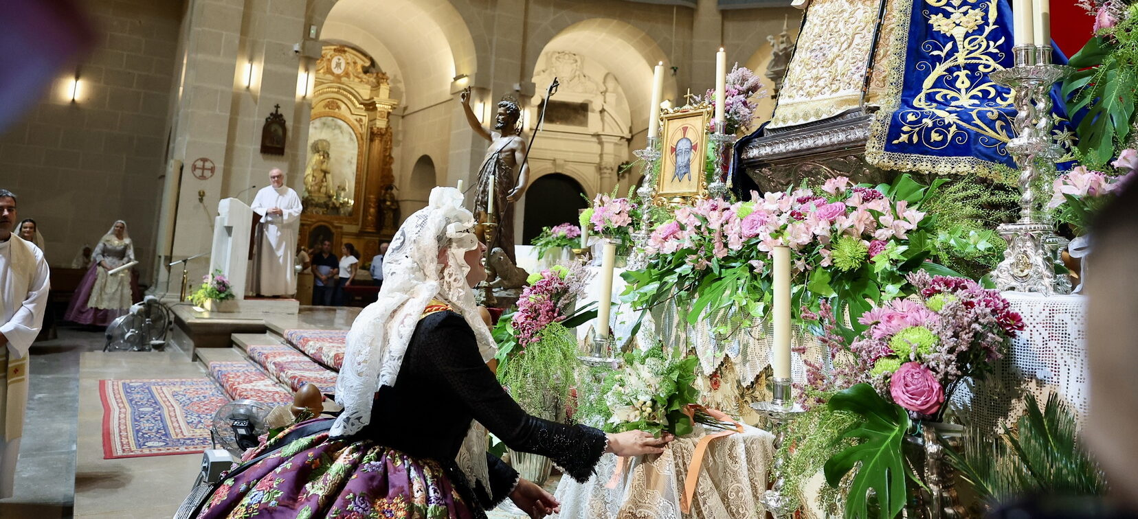 La Mare de Déu del Remei rep les flors de Carmen i la seua CH