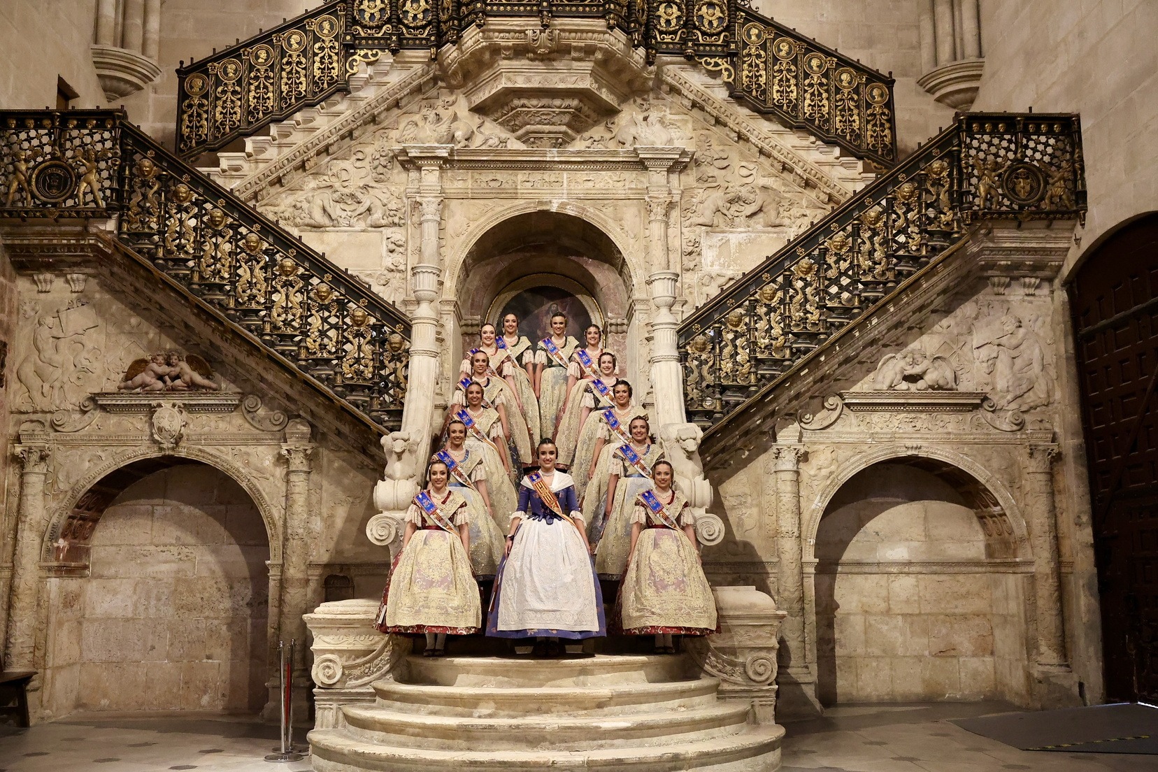 Carmen Prades y su Corte de Honor visitan la Catedral de Burgos