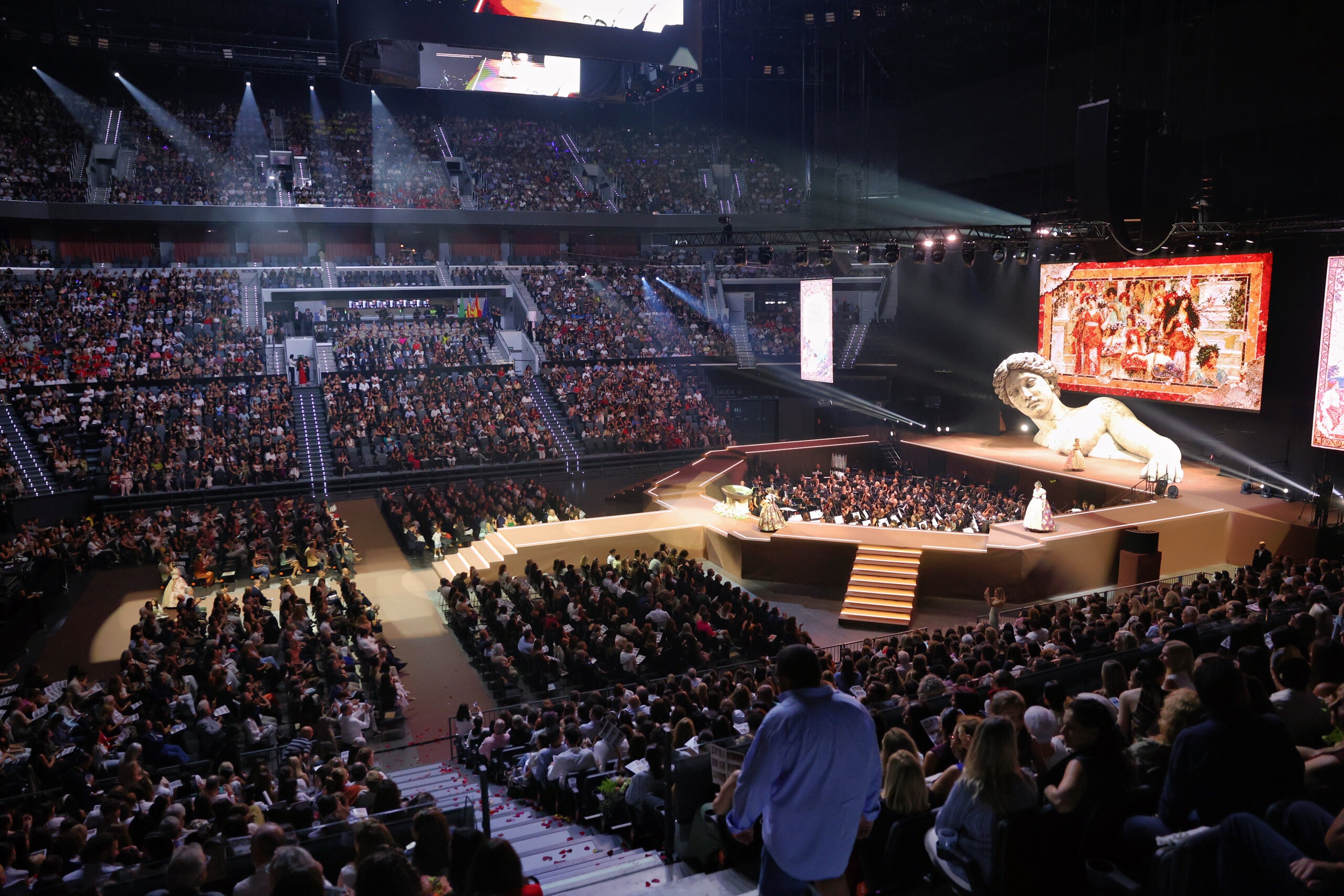 El Roig Arena es posa en peu per a rebre les candidates infantils